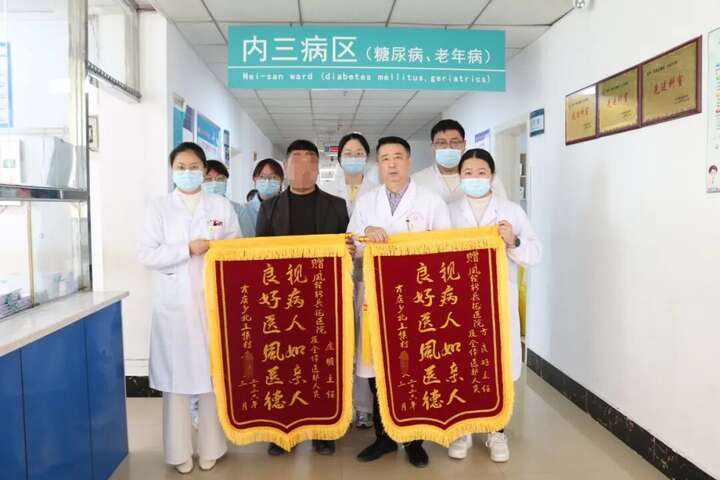 “肿”有希望 | 锦旗背后的故事：当晚期纵膈肿瘤患者找到我们之后……记庄明、方良好主任！